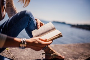 10 Great Books to Read While Traveling - The Abroad Guide https://theabroadguide.com/books-to-read-while-traveling