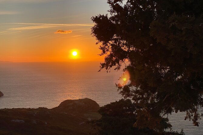 small-group-hiking-sunset-in-monolithos