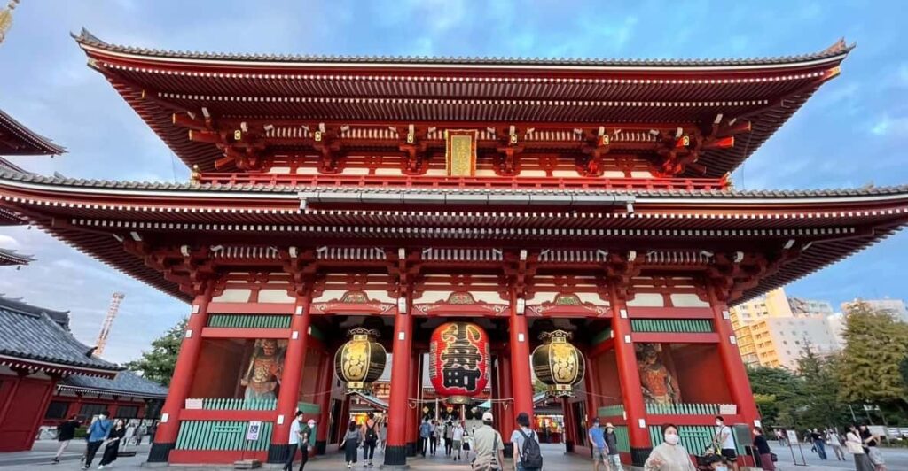 Tokyo: Asakusa Waiking Tour With University Students
