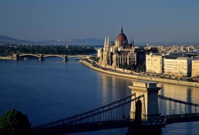 budapest-evening-sightseeing-cruise-and-unlimited-proseccos