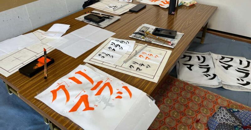 kyoto-calligraphy-class-at-buddhist-temple-in-city-center