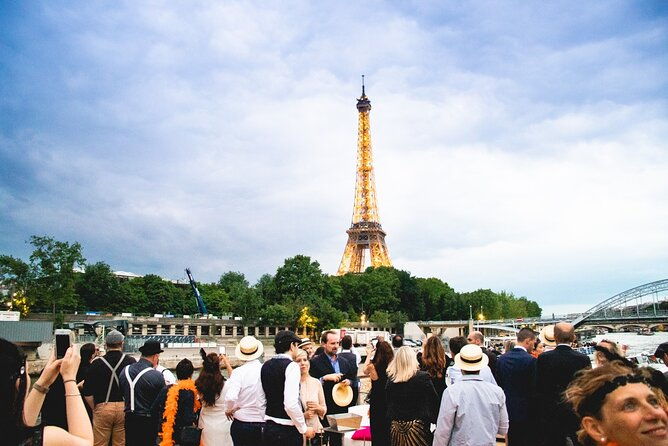 paris-gourmet-dinner-seine-river-cruise-with-singer-and-dj-set