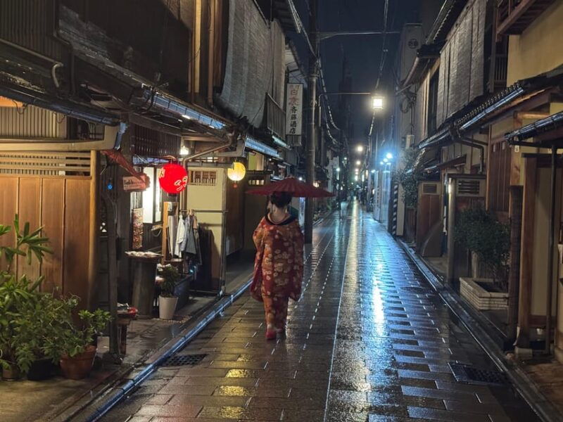 private-kyoto-night-tour-historic-walk-at-gion-and-fushimi