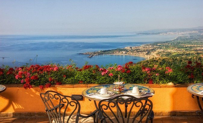 taormina-and-castelmola-private-and-guided-tour-with-arancino