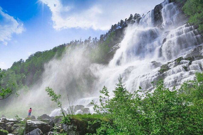 guided-tour-to-naeroyfjorden-flam-and-stegastein-viewpoint-cruise