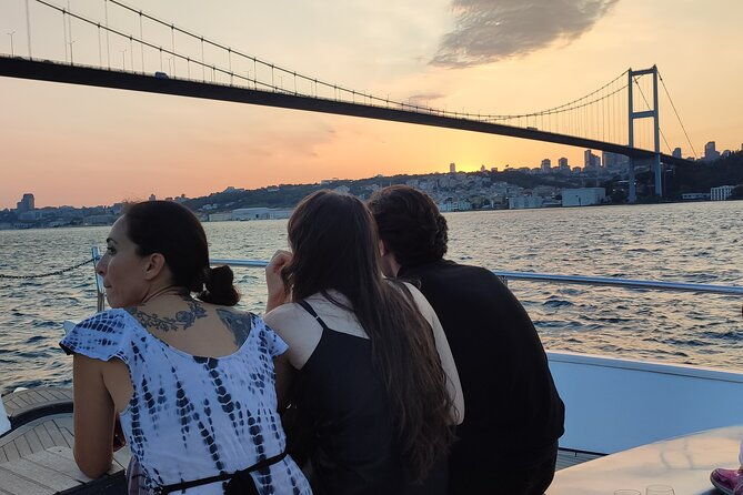 istanbul-sunset-cruise-on-luxury-yacht-guided-group-cruise