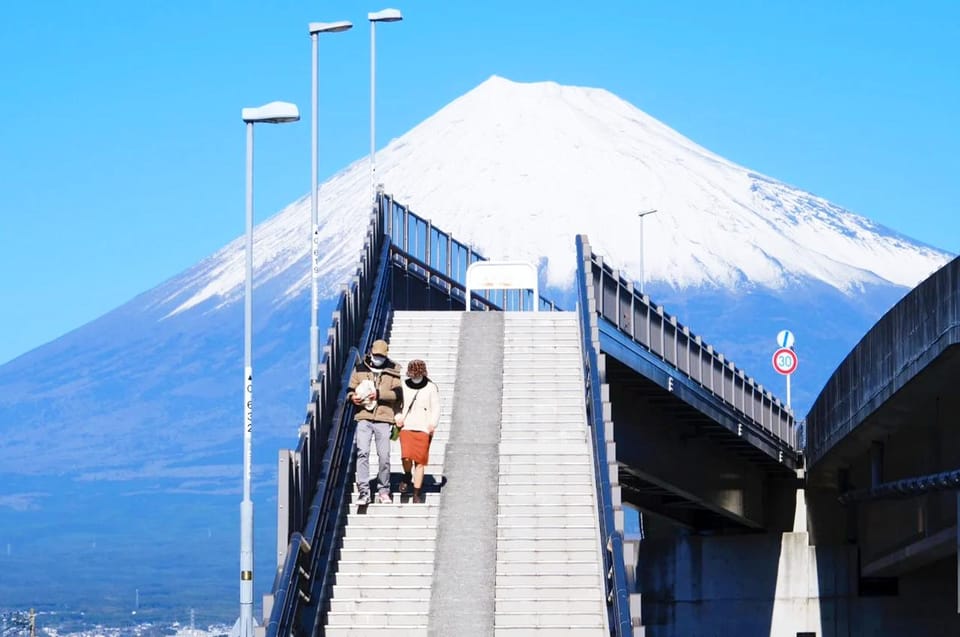 mt-fuji-area-hikawa-clock-shop-dream-bridge-1-day-tour
