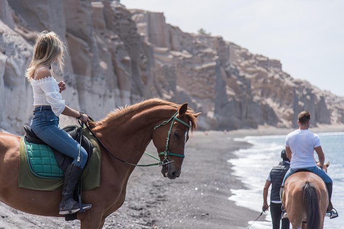 santorini-horse-riding-to-black-sandy-beach