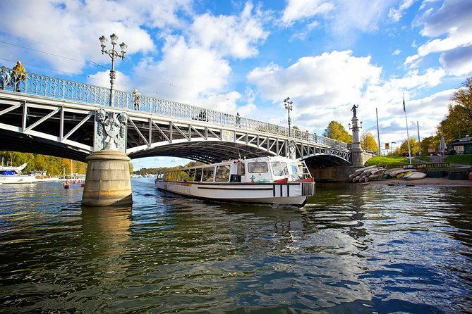 stockholm-sightseeing-cruise-along-djurgarden-canal