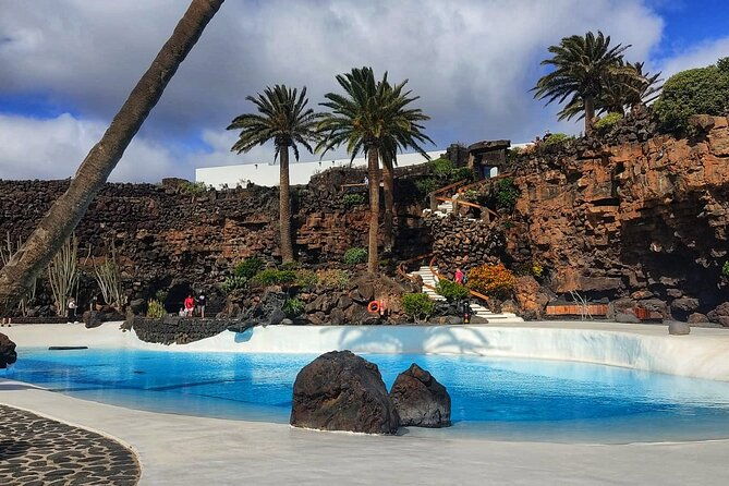 tour-to-timanfaya-jameos-del-agua-cueva-de-los-verdes-and-viewpoint-from-the-cliff