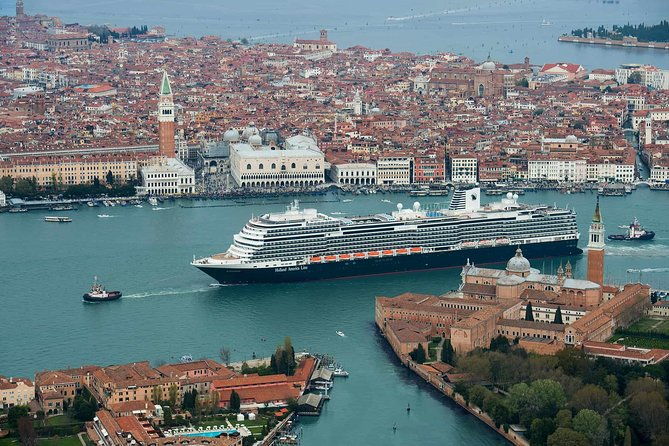 venice-private-arrival-transfer-by-water-taxi-cruise-port-to-central-venice
