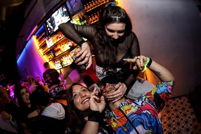 istanbul-party-pub-crawl-with-party-bus-in-sultanahmet-and-taksim