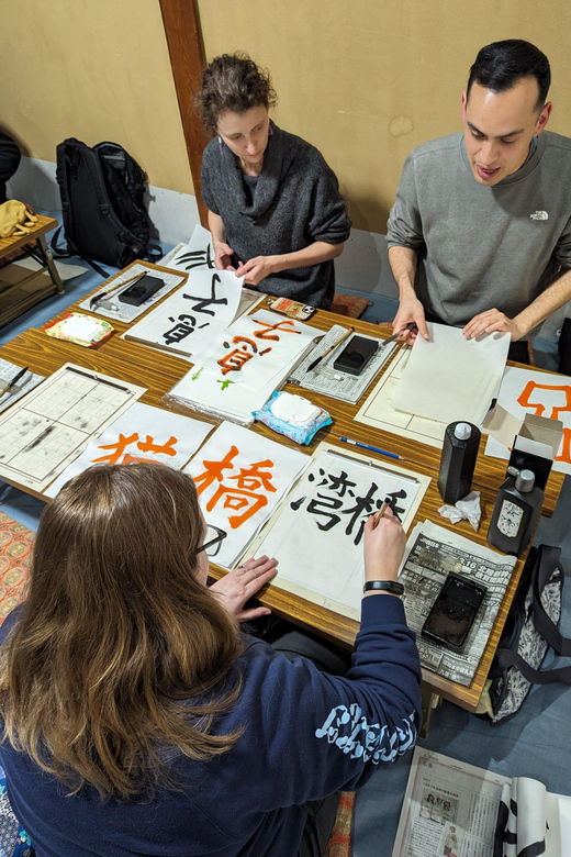 kyoto-calligraphy-class-at-buddhist-temple-in-city-center
