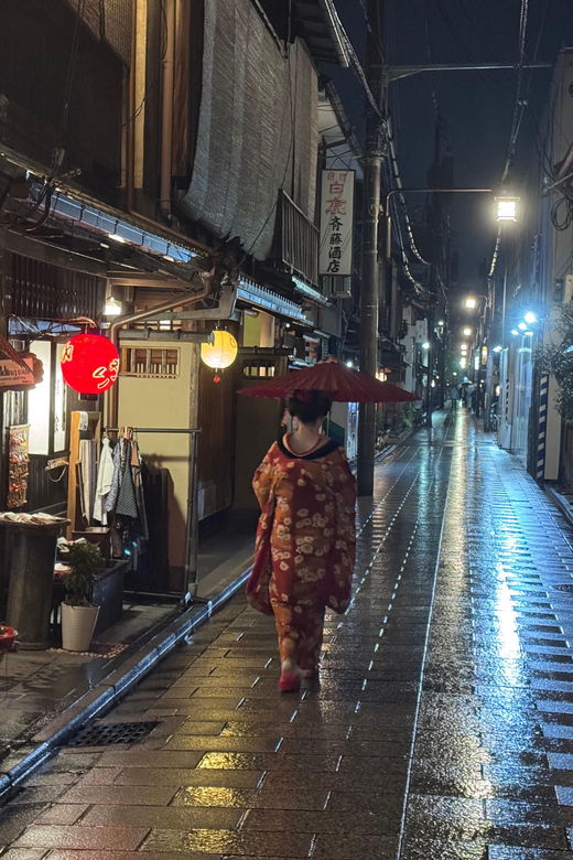 private-kyoto-night-tour-historic-walk-at-gion-and-fushimi