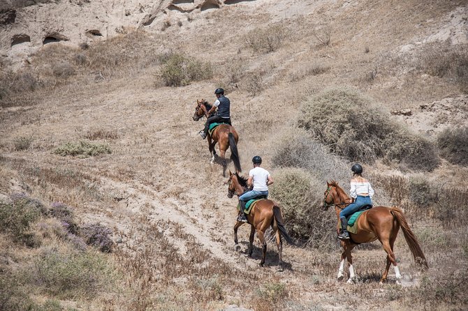 santorini-horse-riding-to-black-sandy-beach