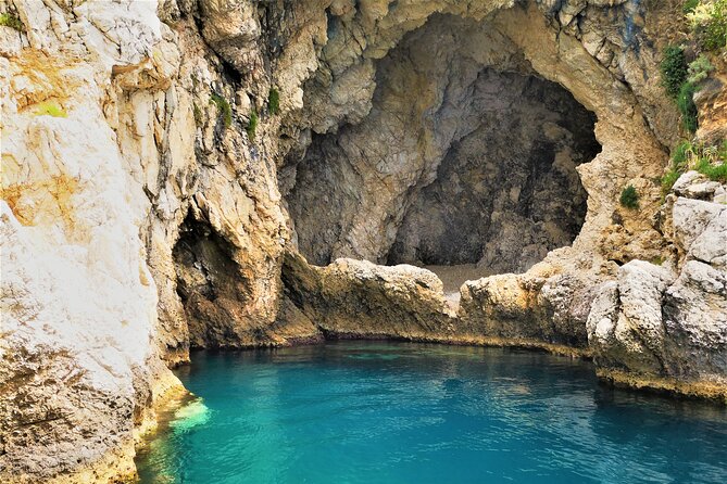 sicilian-wine-tasting-on-the-boat-in-taormina