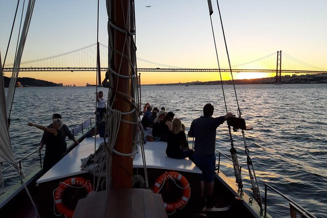 2-hour-lisbon-traditional-boats-sunset-cruise-with-white-wine