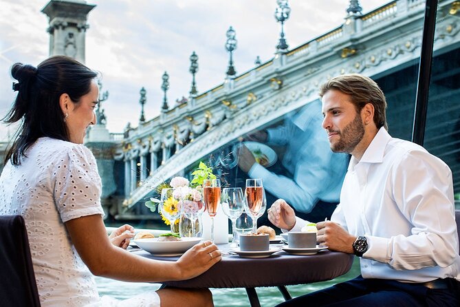 bateaux-parisiens-seine-river-gourmet-lunch-sightseeing-cruise