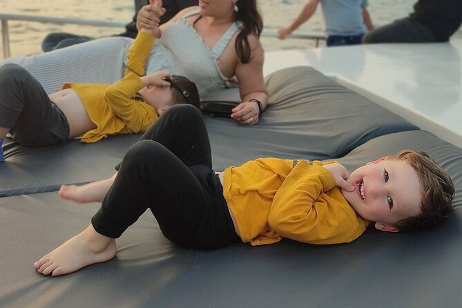 istanbul-sunset-cruise-on-luxury-yacht-guided-group-cruise