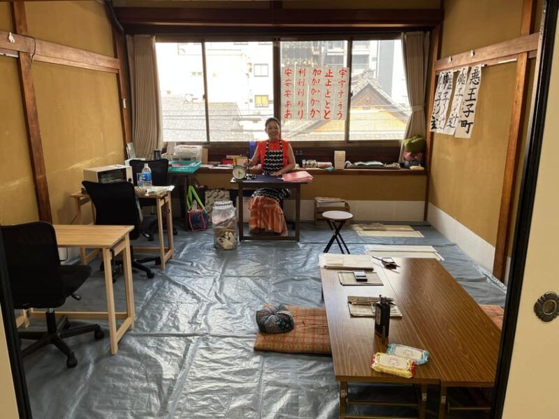 kyoto-calligraphy-class-at-buddhist-temple-in-city-center