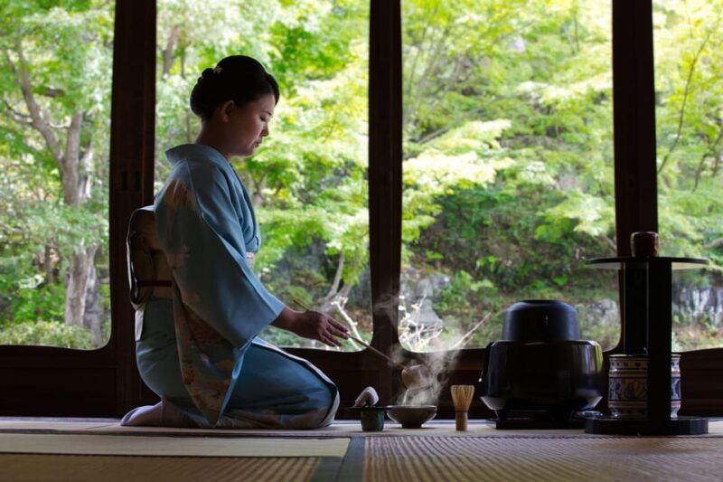 kyoto-tea-ceremony-in-a-traditional-tea-house-in-kiyomizu