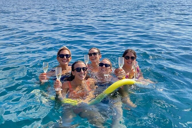 sicilian-wine-tasting-on-the-boat-in-taormina