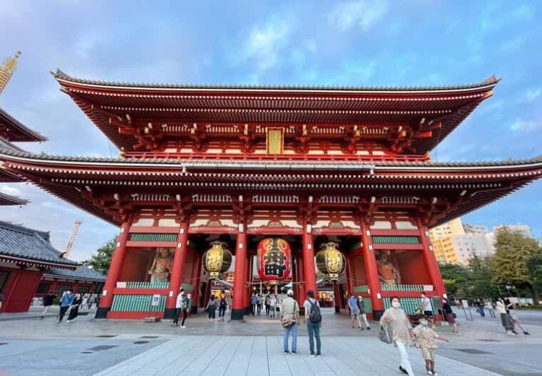 tokyo-asakusa-waiking-tour-with-university-students