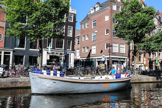 amsterdam-canal-cruise-in-open-boat-with-hot-drinks