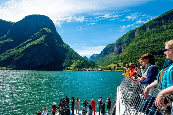 guided-tour-to-naeroyfjorden-flam-and-stegastein-viewpoint-cruise