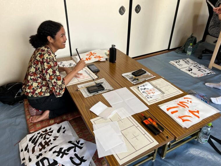 kyoto-calligraphy-class-at-buddhist-temple-in-city-center