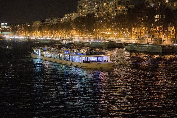 paris-gourmet-dinner-seine-river-cruise-with-singer-and-dj-set