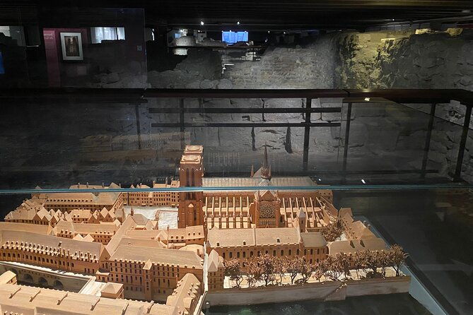 paris-ile-de-la-cite-and-notre-dame-walking-tour-with-crypt