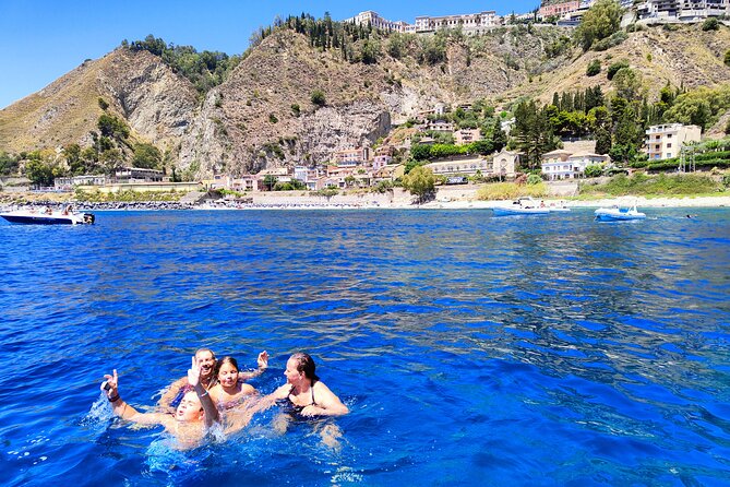 sicilian-wine-tasting-on-the-boat-in-taormina