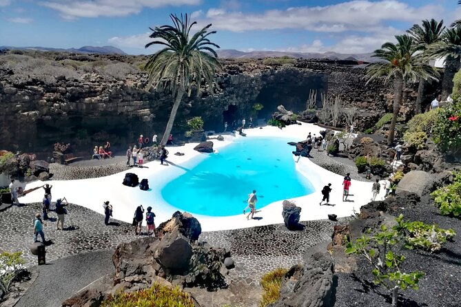 tour-to-timanfaya-jameos-del-agua-cueva-de-los-verdes-and-viewpoint-from-the-cliff