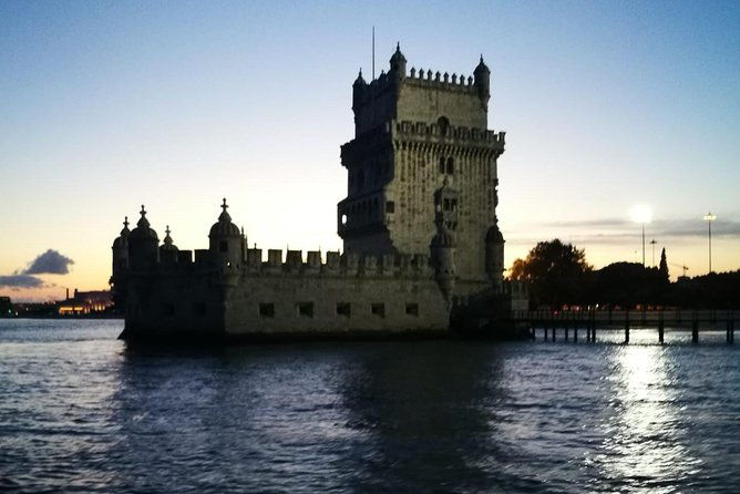 2-hour-lisbon-traditional-boats-sunset-cruise-with-white-wine