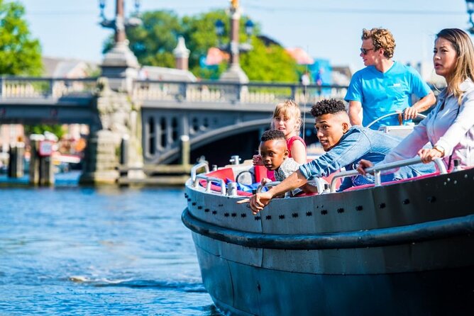 amsterdam-canal-cruise-in-open-boat-with-hot-drinks