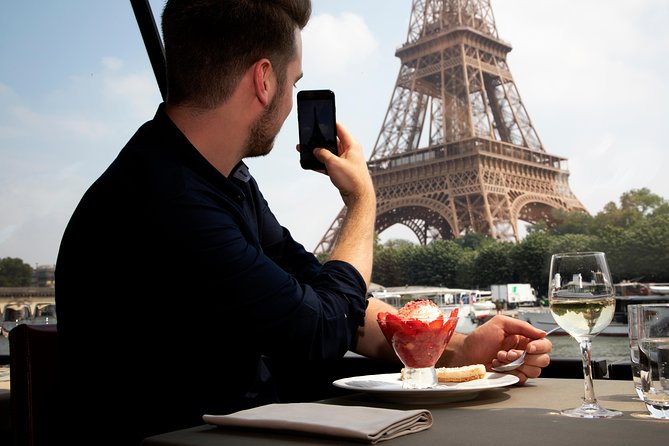 bateaux-parisiens-seine-river-gourmet-lunch-sightseeing-cruise