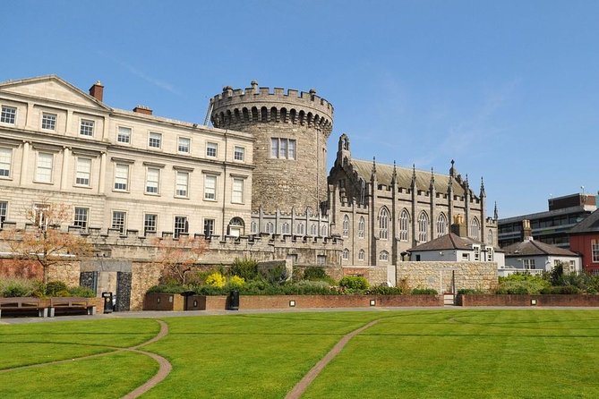 dublin-book-of-kells-castle-and-molly-malone-statue-guided-tour