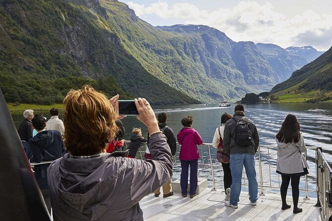 guided-tour-to-naeroyfjorden-flam-and-stegastein-viewpoint-cruise