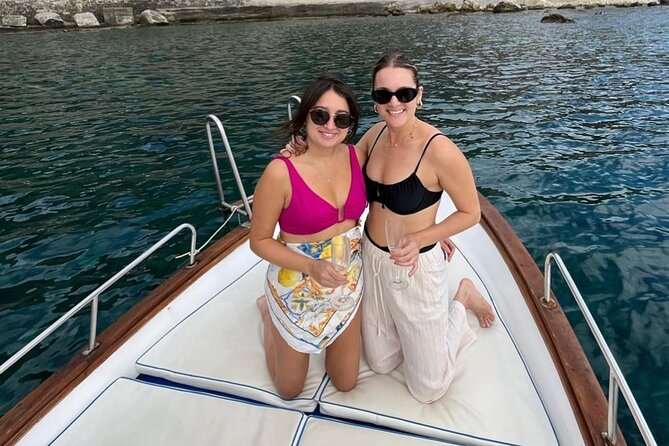 sicilian-wine-tasting-on-the-boat-in-taormina