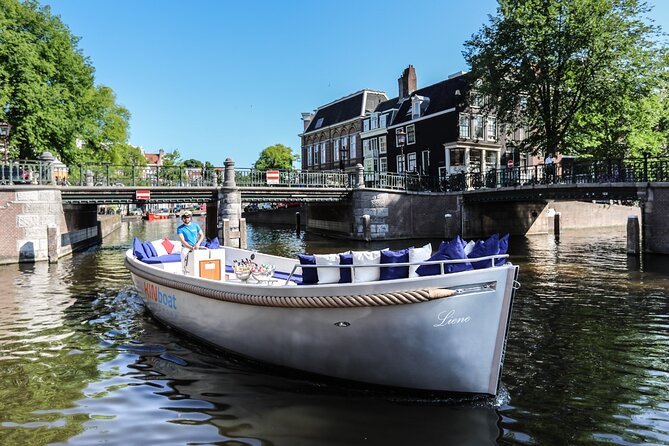 amsterdam-canal-cruise-in-open-boat-with-hot-drinks