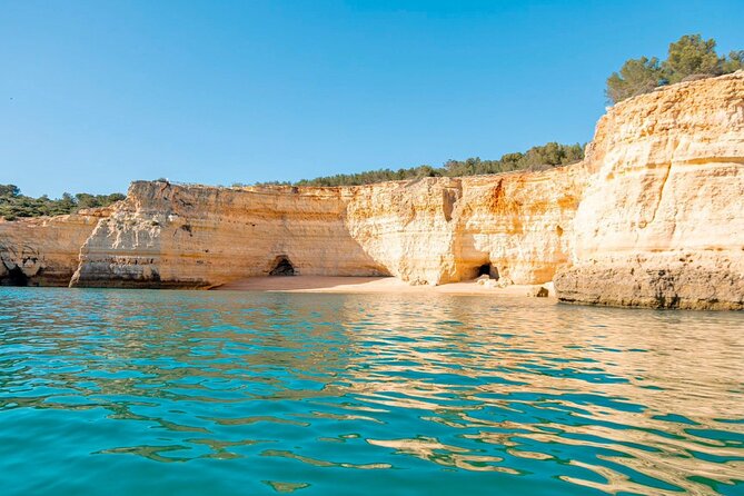 boat-trip-through-the-15-caves-of-benagil