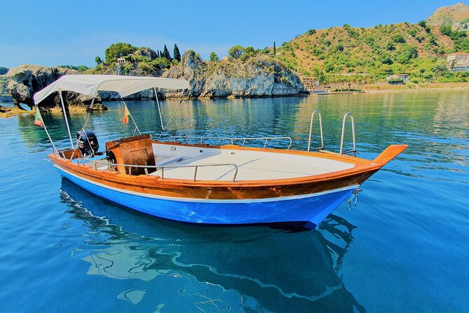 sicilian-wine-tasting-on-the-boat-in-taormina