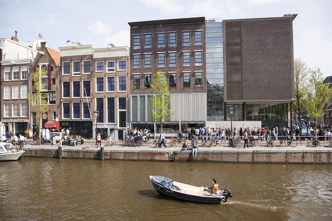amsterdam-canal-cruise-in-open-boat-with-hot-drinks
