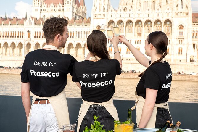 budapest-evening-sightseeing-cruise-and-unlimited-proseccos