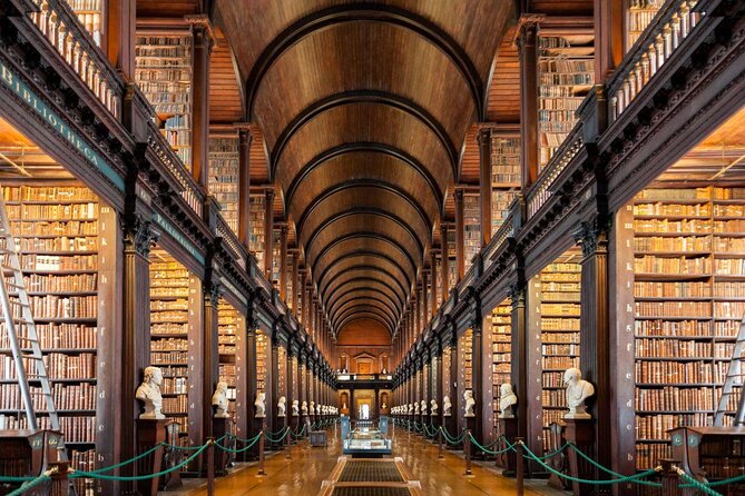dublin-book-of-kells-castle-and-molly-malone-statue-guided-tour