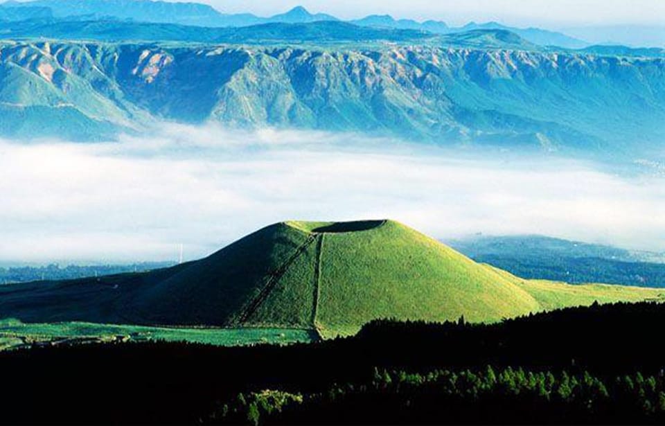 fukuoka-mount-aso-volcano-kumamoto-castle-grasslands-tour