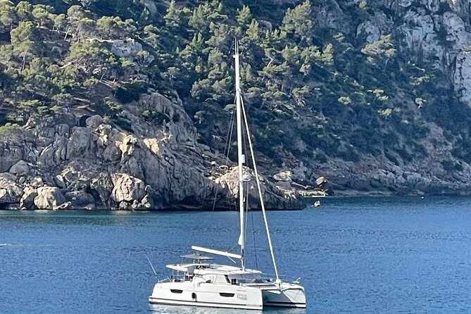 luxury-catamaran-sailing-with-welcome-drinks-tapas-max10-12person