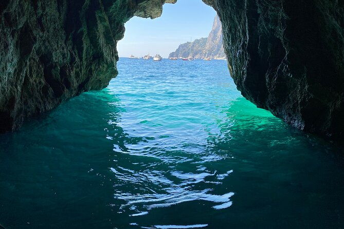 private-tour-of-the-island-of-capri-by-boat-and-visit-to-the-caves