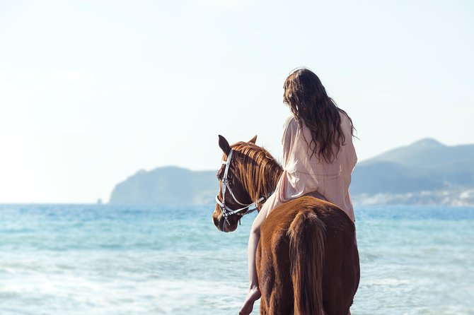 santorini-horse-riding-to-black-sandy-beach